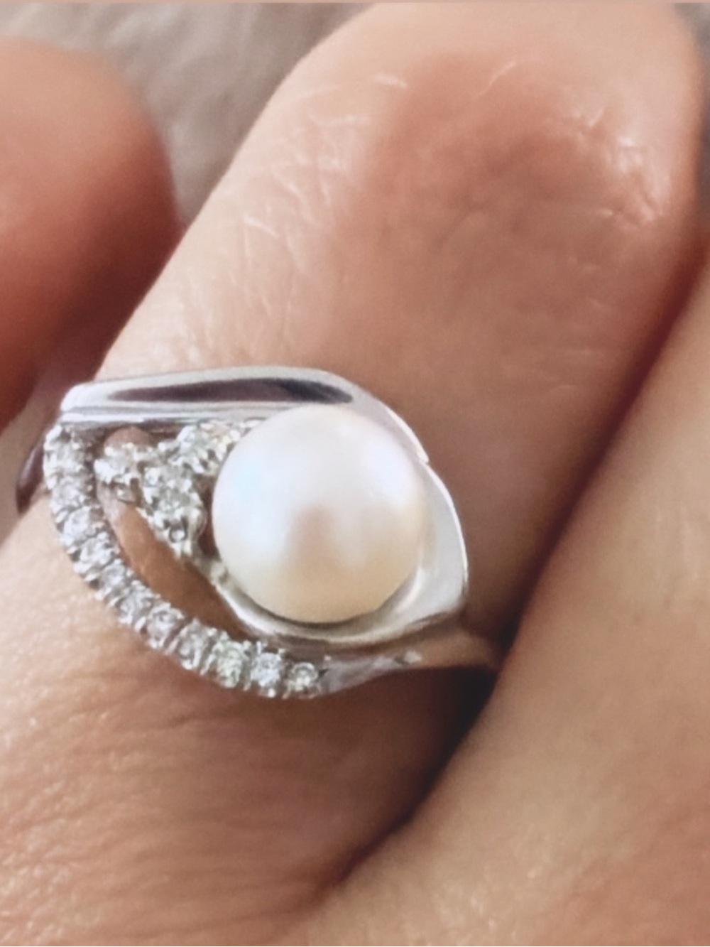 Custom Alwand Vahan 14K White gold, diamond and pearl ring. Like new!